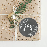 Adesivo Redondo Pine Wreath Christmas Joy<br><div class="desc">Vedantes de envelopes de Natal e adesivos de presente personalizados com script manual de "alegria" com ramificações de pínus brancos no fundo do estilo de quadro.</div>
