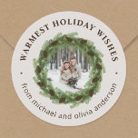 Adesivo Redondo Pine Wreath Merry Christmas Circle Photo<br><div class="desc">Barato com adesivos de fotos de feriado personalizados impressos com um simples modelo para personalização. Este design moderno apresenta uma coroa de galhos de pinheiros verdes e cones de pinheiros moldando sua foto em um adesivo em forma redonda. Use as ferramentas de design para personalizar as fontes e cores ou...</div>