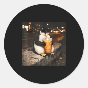 Adesivo Redondo Pinguim bebendo café gelado meme engraçado de anim
