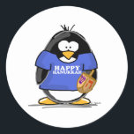 Adesivo Redondo Pinguim feliz de Hanukkah<br><div class="desc">Festiva um pinguim de Hanukkah do divertimento apenas para a época natalícia. Mostre fora seu espírito do feriado com este pinguim judaico bonito que guardara um dreidel e que veste um t-shirt que diga Hanukkah feliz.</div>