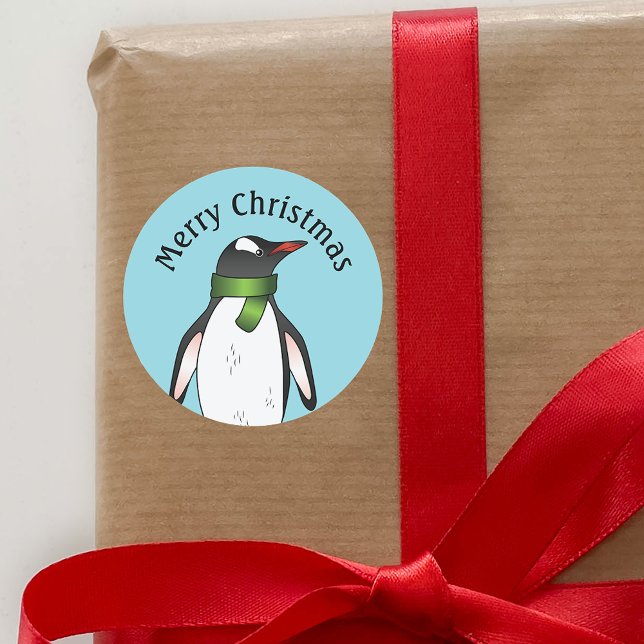 Adesivo Redondo Pinguim Gentil Vestindo Um Espinho Verde Em Azul (Cute penguin design for the Holiday season.)
