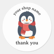 Pinguim tomando café quente com um cachecol aconch