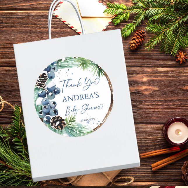 Adesivo Redondo Pinheiros com neve chá de fraldas de inverno: (Winter baby shower snowy pines wreath with blue winter berries favor sticker thank you stickers)