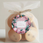 Adesivo Redondo Pink Coquette Christmas<br><div class="desc">Adicione um toque caprichoso à sua decoração de férias com o nosso adesivo clássico redondo de Natal cor-de-rosa. Apresentando pinças macias de pastel, padrões florais delicados e sotaques lúdicos de fita, este adesivo captura o charme e a feminilidade da estação. As mortes de férias inspiradas em vinhetas como flocos de...</div>