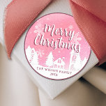 Adesivo Redondo Pink Winter Wonderland Felry Christmas Classic R<br><div class="desc">Esta etiqueta adesiva apresenta flocos de neve flutuando num céu rosa cristal sobre casas de neve. Clique no botão editar/personalizar para personalizar este design com seu texto. Europeia: Veja a coleção nesta página para encontrar mais adornos. Europeia: 100 euros por ano? Se você precisa de assistência ou tem algum pedido...</div>