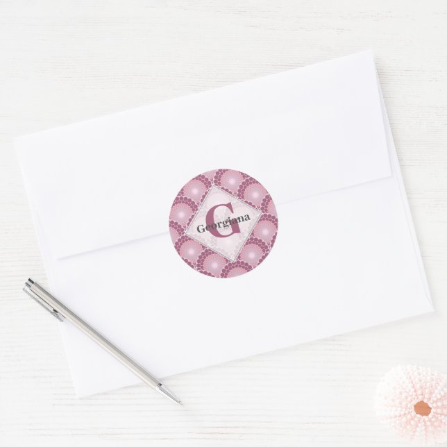 Adesivo Redondo Pinks Radiantes Monogramas Dusky Rosa Mandala (Envelope)