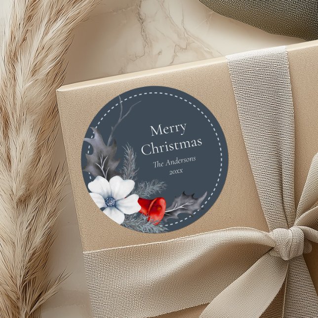 Adesivo Redondo Pinos de presente de Natal de Folhagem Vermelha Az (Blue Red Silver Foliage Christmas Gift Stickers on a beige gift box.)