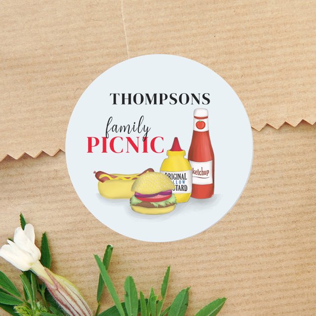 Adesivo Redondo Piquenique de Reunião da Família Tipografia Barbeq (Family Reunion simple sticker template with cute hamburgers and hotdogs. )