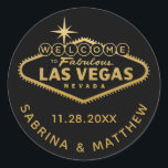 Adesivo Redondo Placa de Bem-vindo a Vegas Preto com Dourado<br><div class="desc">Adesivo de favor ou selo de envelope com a placa "Bem-vindo a Fabulosa Las Vegas" em folha de ouro falso. Clique em PERSONALIZAR MAIS para alterar a cor do fundo,  fonte e cor do texto.</div>