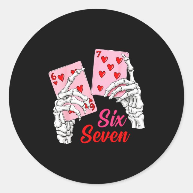 Adesivo Redondo Playing Cards 67 Valentine Skeleton Hand Six Seven (Frente)