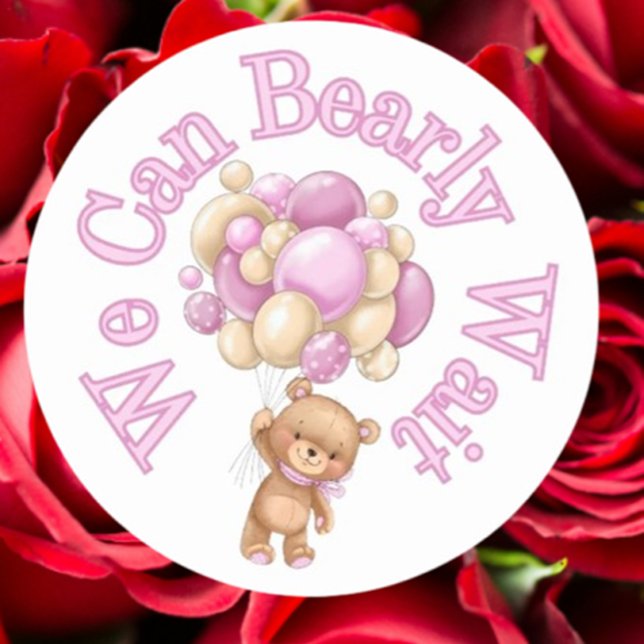 Adesivo Redondo Podemos esperar Chá de fraldas (Celebrate your baby girl’s arrival with our adorable “We can bearly wait” round sticker)