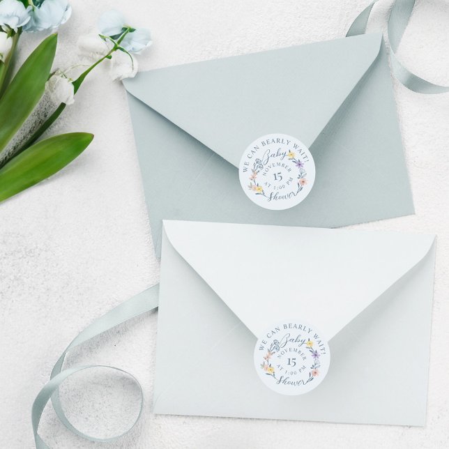 Adesivo Redondo Podemos Esperar Chá de fraldas Floral Azul (We Can Bearly Wait Baby Shower Floral Wreath Blue Classic Round Sticker)