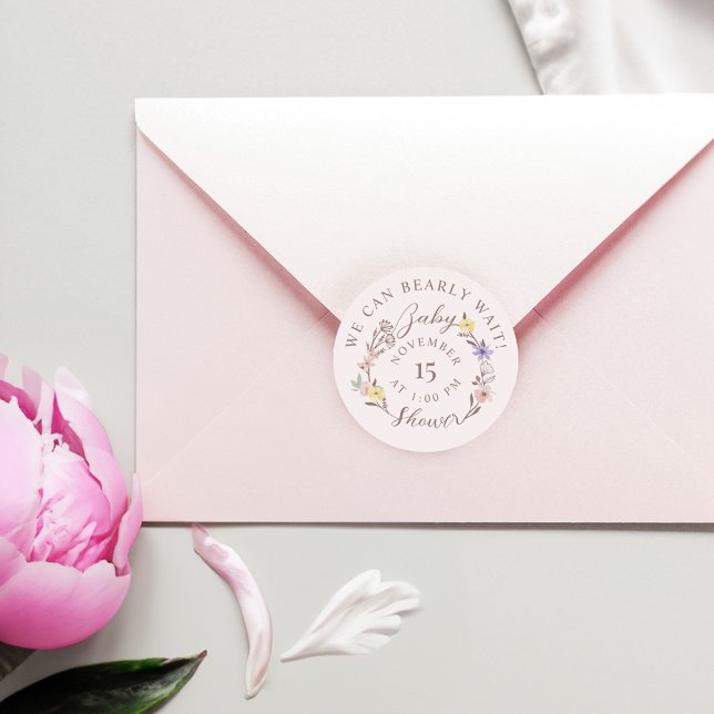 Adesivo Redondo Podemos Esperar Chá de fraldas Floral De Frota Ros (We Can Bearly Wait Baby Shower Floral Wreath Pink Classic Round Sticker)