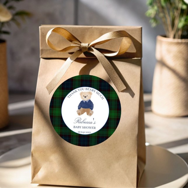 Adesivo Redondo Podemos esperar o favor clássico do chá de fraldas (We can bearly wait green plaid  polo teddy bear baby shower favor stickers)