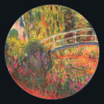 Adesivo Redondo Ponte Japonesa | Claude Monet<br><div class="desc">Ponte japonesa, também conhecida como Water-Lily Pond (1900), de uma série de pinturas de petróleo do impressionista francês Claude Monet. A série "Lírios d'Água" de Monet retrata o jardim floral em sua casa, e foi o principal foco de seu trabalho nos últimos 30 anos de sua vida. Use as ferramentas...</div>