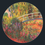Adesivo Redondo Ponte Japonesa | Claude Monet<br><div class="desc">Ponte japonesa, também conhecida como Water-Lily Pond (1900), de uma série de pinturas de petróleo do impressionista francês Claude Monet. A série "Lírios d'Água" de Monet retrata o jardim floral em sua casa, e foi o principal foco de seu trabalho nos últimos 30 anos de sua vida. Use as ferramentas...</div>