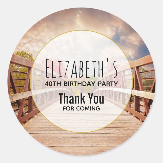 Adesivo Redondo Ponte rustica de madeira no campo de aniversário (Frente)