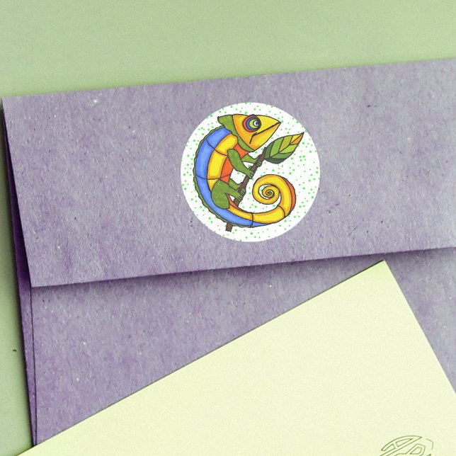 Adesivo Redondo Pontos de Lizard Divertidos Coloridos (Brightly coloured lizard holding stick with green leaf on white with green polka dots round sticker.)