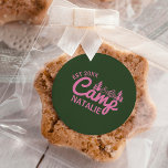 Adesivo Redondo Porta-Festas de solteira Personalizadas do Campo<br><div class="desc">Adicione um toque de charme ao ar livre à sua celebração com o nosso "Festa de solteira de Camp Personalizada de Bridesmaids Classic Round Sticker". Esses adesivos personalizados são perfeitos para a experiência da solteira de acampamento, apresentando um design que incorpora o espírito de aventura no excelente ao ar livre....</div>