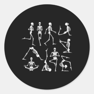 Adesivo Redondo Posturas de Yoga de Esqueleto Halloween Engraçado