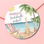 Adesivo Redondo Praia de Cute da Festa de solteira de Verão<br><div class="desc">Vinheta redonda clássica de Festa de solteira de praia com aquarela. Um tema legal de praia aquarela com tons cor-de-rosa e cor-de-rosa, colocando a vibração para uma fuga de praia com a noiva e seus besties. De viagens à Flórida, Califórnia, ou até mesmo algo mais internacional como México, Havaí ou...</div>