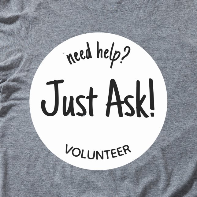 Adesivo Redondo Precisa de ajuda para perguntar ao Crachá voluntár (Black on white "need help just ask! volunteer sticker badge.)