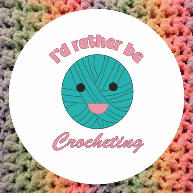 Adesivo Redondo Preferencialmentes são uma bola verde de fogo (A cute sticker with a ball of yarn and the text I'd rather be crocheting)