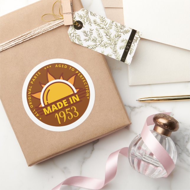 Adesivo Redondo PRESENTE DE aniversário engraçado FEITO EM 1953 (Presentear)