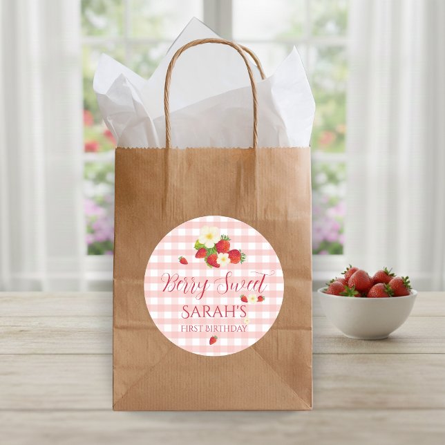 Adesivo Redondo Presente de Morango Doce para o Primeiro Aniversár (Berry Sweet Strawberry Favor Gift 1st Birthday Classic Round Sticker)