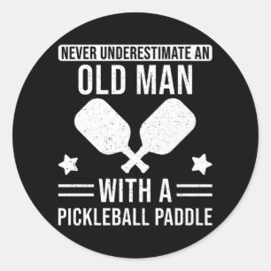 Adesivo Redondo Presente de Pickleball Nunca subestime um Velho