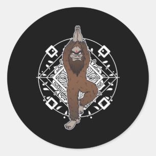 Adesivo Redondo Presente Divertido Bigfoot Sasquatch Yeti Yoga Med
