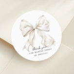 Adesivo Redondo Presente do Chá de panela Elegante<br><div class="desc">O tema "Ela é casando" é um chá de panela com um design branco elegante. Perfeito também para etiqueta de presente ou selo de envelope</div>