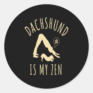 Adesivo Redondo Presente no cão   Dachshund É O Meu Zen