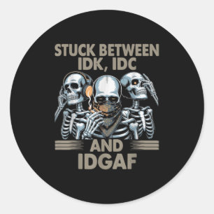 Adesivo Redondo Preso Entre Idk, Eu E Idgaf, Esqueleto Engraçado G