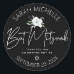 Adesivo Redondo Preto Bat Mitzvah Silver Script Floral Watercolor<br><div class="desc">Tenha orgulho, alegria e comemore este marco do seu Bat Mitzvah favorito sempre que você usa este adesivo sofisticado e personalizado! Uma aquarela floral brilhante, branca e falso cor prateada, falso roteiro prateado escrito à mão e Estrela de David, assim como a tipografia serif branca sobrepõem-se a um fundo negro...</div>