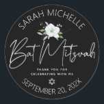 Adesivo Redondo Preto Bat Mitzvah Silver Script Floral Watercolor<br><div class="desc">Tenha orgulho, alegria e comemore este marco do seu Bat Mitzvah favorito sempre que você usa este adesivo sofisticado e personalizado! Uma aquarela floral brilhante, branca e falso cor prateada, falso roteiro prateado escrito à mão e Estrela de David, assim como a tipografia serif branca sobrepõem-se a um fundo negro...</div>