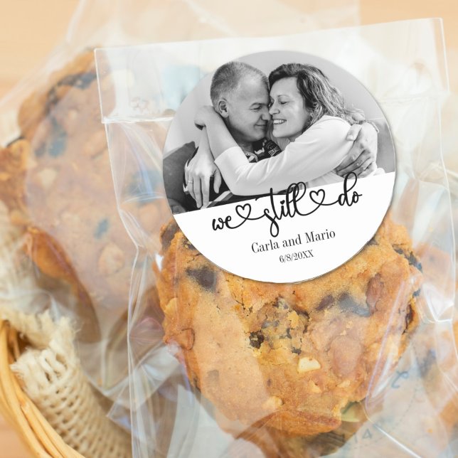 Adesivo Redondo Preto e Branco Nós Ainda Fazemos Renovação de Voto (Black and White We Still Do Photo Sticker)