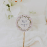 Adesivo Redondo Primavera Wildflower | Blush Obrigado Favor Sticke<br><div class="desc">Este primavera obrigado de pincelada, o adesivo é perfeito para o casamento de vintage. A design apresenta flores silvestres coloridas, elegantes e pastéis e minimalistas, cor d'água. Ele lembra o espectador de um clássico e simples prado de jardim de verão da boêmia. Um destaque do design é como o floral...</div>