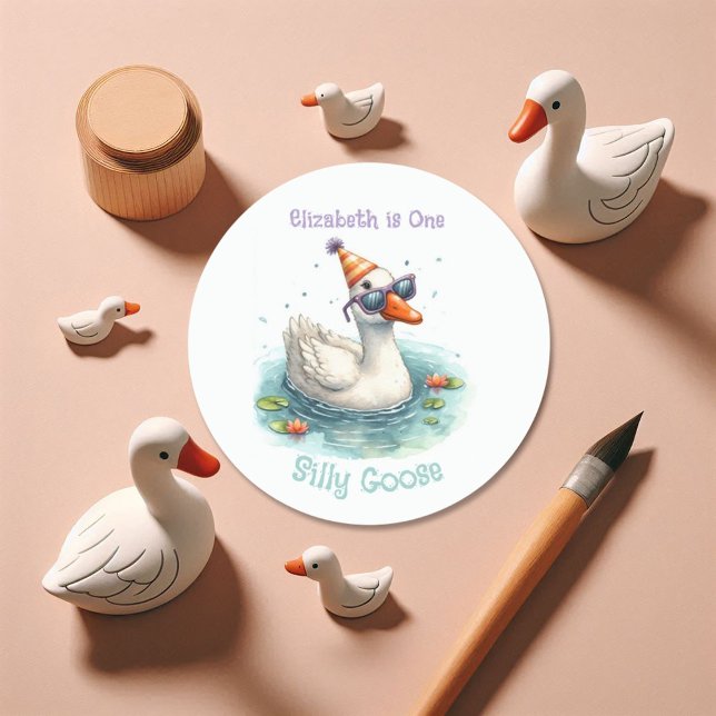 Adesivo Redondo Primeira Festa de aniversário "Um Ganso Bobo" (One Silly Goose First Birthday Party Classic Round Sticker)