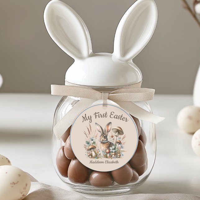 Adesivo Redondo Primeira Páscoa Jack Rabbit (Celebrate the joy of a first Easter with our adorable Jack Rabbit collection.)