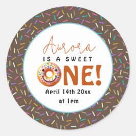 Adesivo Redondo Primeiro aniversario de rosquinhas bonitinho de um