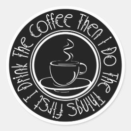 Adesivo Redondo Primeiro bebo café, depois faço as coisas