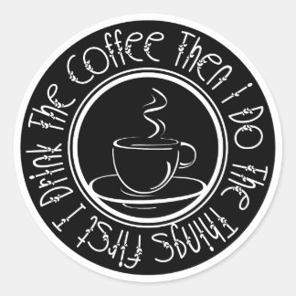 Adesivo Redondo Primeiro bebo café, depois faço as coisas