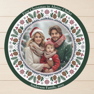 Adesivo Redondo Primeiro Natal Chalé Alpino Família Foto Nórdica