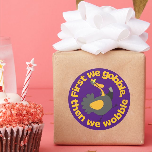 ADESIVO REDONDO PRIMEIRO NÓS ESTAMOS GOBRADOS, DEPOIS NÓS ESTAMOS  (Festa)