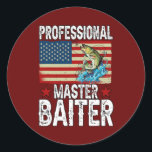 Adesivo Redondo Professional Master Baiter Fish American<br><div class="desc">Mestre Profissional Batista Pescador Americano Presente. Presente perfeito para seu pai, mãe, pai, homens, mulheres, amigos e familiares no Dia de Ação de Graças, Dia de Natal, Dia de as mães, Dia de os pais, 4 de julho de 1776 Dia Independente, Dia dos Veteranos, Dia do Halloween, Dia do Patrick...</div>