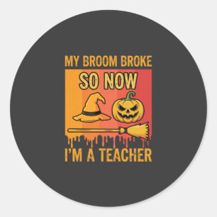 Adesivo Redondo Professor de Halloween Engraçado Meu Vassoura Queb