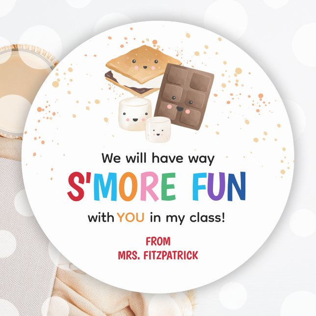 Adesivo Redondo Professores Primeiro Dia Da Escola Cheira-Pau (Teachers First Day Of School Smores Sticker)