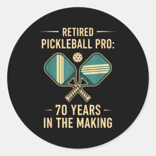Adesivo Redondo Profissional de pickleball aposentado_ 70 anos de