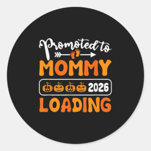 Adesivo Redondo Promovido À Mamãe 2026 Carregando O Halloween De B